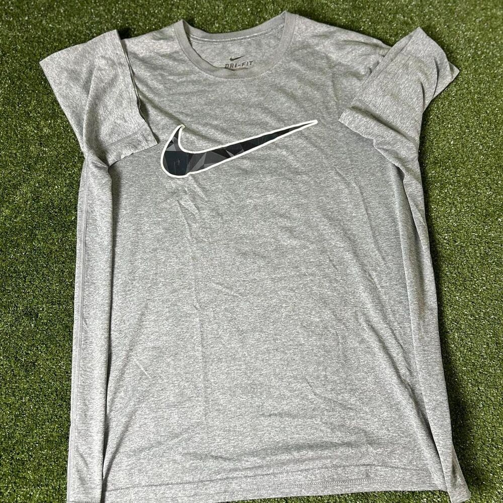 Nike Men's Grey Shirt